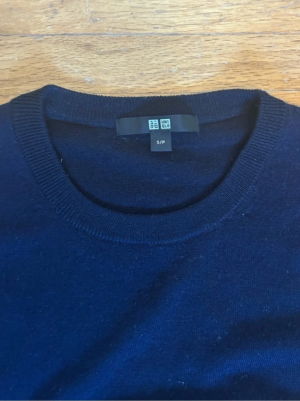 Uniqlo merino crew neck sweater - Picture 2 of 6